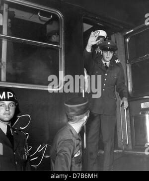 Elvis Presley fährt der Zug in Friedberg (Hessen) am 2. Oktober 1958. Zur Freude seiner Fans war der amerikanische Rock ' n Roll Sänger in den 1950er Jahren in Friedberg (Hessen) im Zusammenhang mit seinen Militärdienst in der US-Armee stationiert. Stockfoto