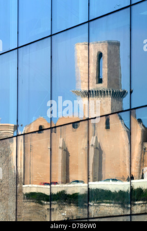 Glockentürmchen oder Glockentürmchen der Eglise Saint-Laurent- oder Saint-Laurent-Kirche spiegeln sich im Spiegelglas des MUCEM-Museums Marseille Provence France wider Stockfoto