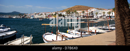 Angelboote/Fischerboote im Hafen von Fornells Resort Insel Menorca, Balearen, Spanien, Europa Stockfoto