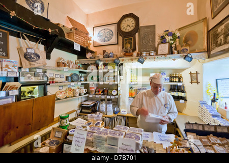 Mann arbeitet in Grasmere Lebkuchen-Shop, eine traditionelle Keks-Kuchen auf dem Gelände Grasmere Dorf Cumbria UK GB gemacht Stockfoto