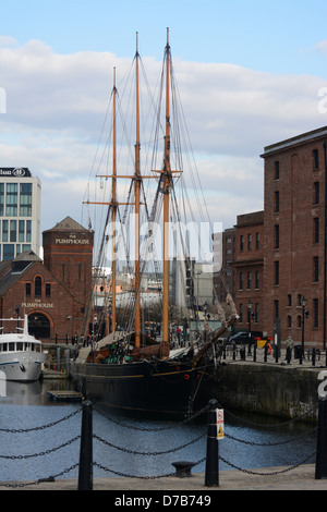 Das Segelschiff gefesselt Kathleen & Mai in Canning Dock, Liverpool, mit dem alten Pumphouse jetzt eine Kneipe, im Hintergrund Stockfoto