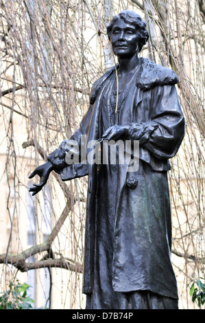 London, England, Großbritannien. Statue (1930, von Arthur George Walker) von Emmeline Pankhurst (1858-1928) in den Victoria Tower Gardens Stockfoto