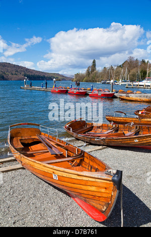 Ruderboote von der Seite des Lake Windermere in Bowness auf Windermere Cumbria Lake district England UK GB EU Europa Stockfoto