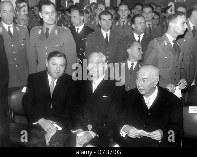 Staatschef Theodor Heuss (R, CDU), Hamburgs Bürgermeister Max Brauer (M, SPD) und deutsche Verteidigung-Minister Franz Josef Strauß (l, CSU) besuchen die Armed Forces Staff College der Bundeswehr am 12. März 1959 in Hamburg. Stockfoto