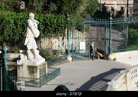 Pierre Puget Statue vor dem Jardin de la Colline Public Garden oder Park Entrance and Woman Walking Dog Marseille Provence France Stockfoto