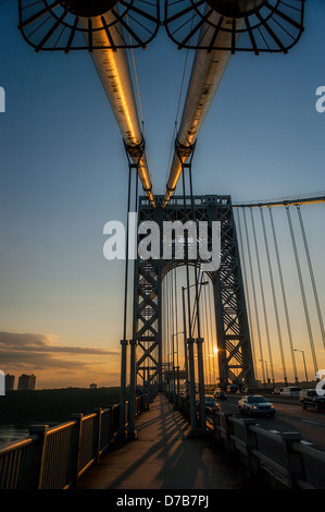 Die George Washington Bridge in der Dämmerung über Hudson River. Stockfoto