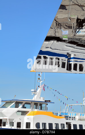 Reflexionen des Fährschiffs in Norman Foster Canopy oder Pergola mit Glasdecke oder Spiegeldecke Old Port Marseille Provence France Stockfoto