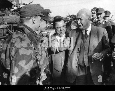 Staatschef Theodor Heuss (r) spricht mit Soldaten während des Manövers der erste Kampf der Bundeswehr im Jahr 1958 in der Nähe von Koblenz. Für Abschied sprach er die oft zitierten Worten: "Jetzt gehen und gewinnen!" Stockfoto