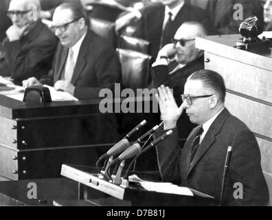 SPD-Delegierte Gustav Heinemann hält eine Rede in der außenpolitischen Debatte im Deutschen Bundestag in Bonn am 25. März 1958. Im Hintergrund (R-l) minister Konrad Adenauer mit Sonnenbrille, ausländische Heinrich von Brentano und Justizminister Fritz Schäffer. Heinemann lehnte Adenauers Frage, ob die NATO ein zentraler Punkt der Perspektivwechsel oder nicht sein soll. Stockfoto