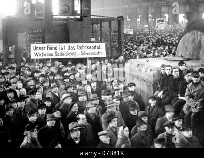 Arbeiter der Hauptwerkstätte Watenstedt während der Demonstration am 21. Januar 1950 in die große Halle. SPD-Vorsitzende Dr. Kurt Schumacher protestierte gegen die Demontage der Alliierten, vor 6.000 Arbeiter der Fabriken Erz Watenstedt-Salzgitter. Stockfoto