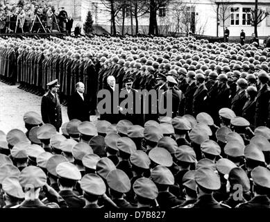 Bundeskanzler Konrad Adenauer (2. von rechts) Und Verteidigung Minister Theodor Blank (2. von links) gehen vorbei an einer Front der aufgereiht Soldaten am 20. Januar 1956 in Andernach. Adenauer besucht eine didaktische Gesellschaft von den Streitkräften, der Luftwaffe und Marine in die erste Garnisonsstadt der neuen Bundeswehr in Andernach. Stockfoto