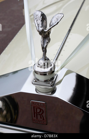 Spirit of Ecstasy, auch genannt "Emily", "Silver Lady" oder "Flying Lady" wurde vom Bildhauer Charles Robinson Sykes entworfen. Stockfoto