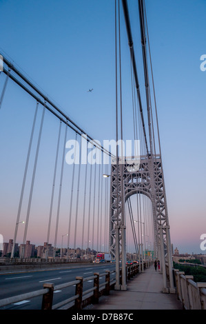 Die George Washington Bridge in der Dämmerung über Hudson River. Stockfoto