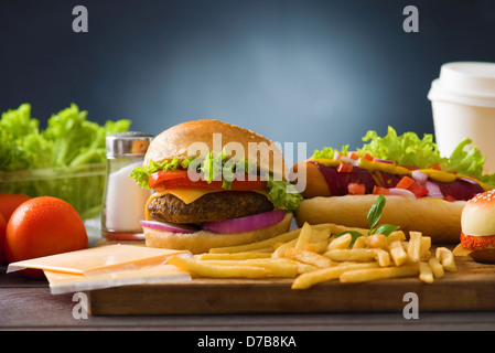 Fast-Food-Hamburger, Hot-Dog-Menü mit Cola, Burger, Pommes frites, Tomaten und vieles mehr Stockfoto