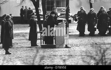 Verteidigungsminister Theodor Blank (M, am Rednerpult) hält eine Rede anlässlich der Rekrutierung von 450 neue Soldaten am 13. Januar 1956. Stockfoto