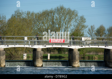 Ein Wehr auf der Themse in Oxfordshire. 2013. Stockfoto