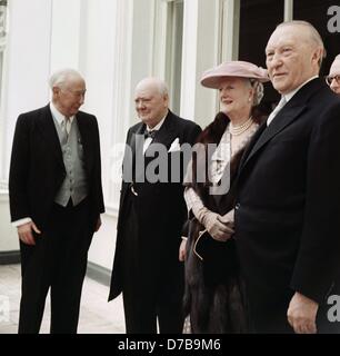 Ehemalige britische Premierminister Sir Winston Churchill (2. von links) und seiner Frau Clementine (2. von rechts) werden von Theodor Heuss (l) und deutsche Staatsoberhaupt begrüßt Bundeskanzlerin Konrad Adenauer (r) in der Villa Hammerschmidt in Bonn am 11. Mai 1956. Stockfoto