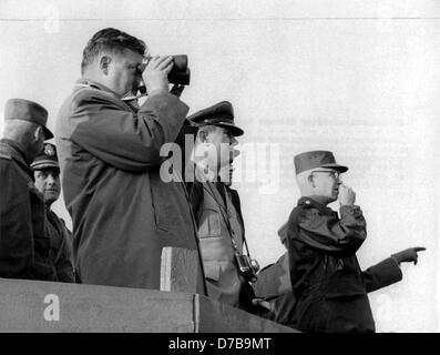 Verteidigungsminister Franz Josef Strauß (l) Uhren eine Übung auf dem Truppenübungsplatz Grafenwöhr am 13. September 1958. Stockfoto