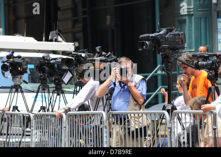 Atmosphäre außerhalb des Aufenthaltsortes von Dominique Strauss-Kahn am Tag seiner Anklage warten Berichterstattung in den Medien Stockfoto