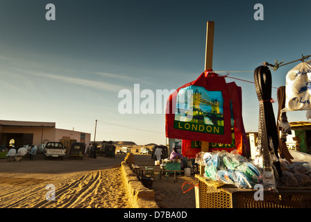 Eine Straße Stand mit Taschen (zum Verkauf) mit einem Foto von Tower Bridge, Wadi Halfa, Nord-Sudan Stockfoto