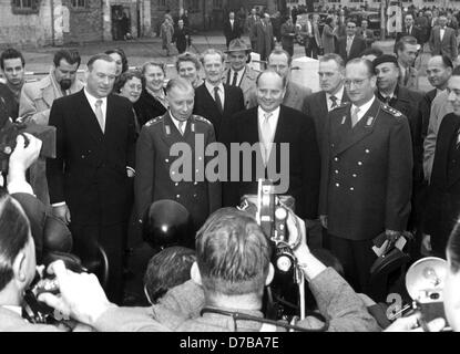 (l-R) Adolf Heusinger, defence Minister Theodor Blank und Alfred Speidel während der Zeremonie am 12. November 1955, wo die ersten 101 Soldaten der neuen Bundeswehr ihre Briefe des Termins erhalten. Stockfoto