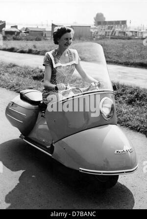 Eine junge Frau fährt auf einem Motorroller vom Typ "Maico Mobil", fotografiert im August 1951. Stockfoto