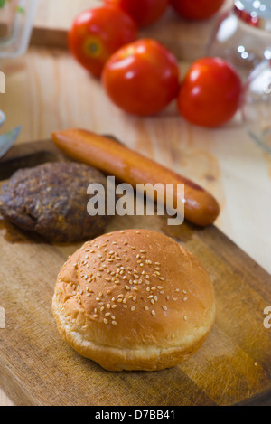 machen Hamburger Fastfood Zutaten mit reichlich Rohstoffe auf dem Hintergrund Stockfoto