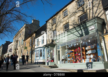 WITNEY, OXFORDSHIRE, VEREINIGTES KÖNIGREICH. Ein Blick entlang der High Street. 2013. Stockfoto