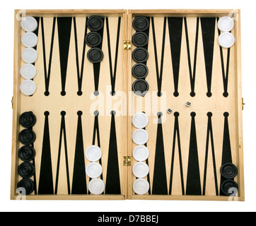 Backgammon-Set, bereit zum spielen. Isoliert auf weißem Hintergrund. Stockfoto