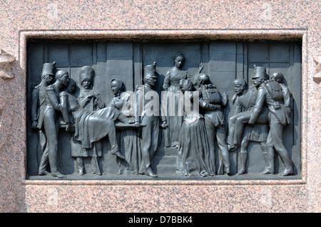 London, England, Vereinigtes Königreich. Bronzerelief am Sockel der Statue von Florence Nightingale (1820-1910) in Waterloo Place Stockfoto