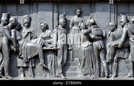 London, England, Vereinigtes Königreich. Bronzerelief am Sockel der Statue von Florence Nightingale (1820-1910) in Waterloo Place Stockfoto