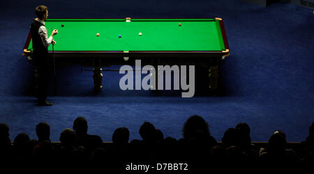 03.05.2013 - SHEFFIELD, ENGLAND - Judd Trump in Aktion gegen Ronnie O'Sullivanin der World Snooker Championship, Halbfinale 2. Session im Crucible Theatre in Sheffield, England am 3. Mai 2013 (beste aus 33 frames - jede Sitzung 8 Bilder) Stockfoto