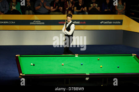 03.05.2013 - SHEFFIELD, ENGLAND - Judd Trump in Aktion gegen Ronnie O'Sullivanin der World Snooker Championship, Halbfinale 2. Session im Crucible Theatre in Sheffield, England am 3. Mai 2013 (beste aus 33 frames - jede Sitzung 8 Bilder) Stockfoto