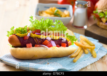 Hot Dog und Speck, serviert mit Senf Tomaten und jede Menge Hintergründe Stockfoto