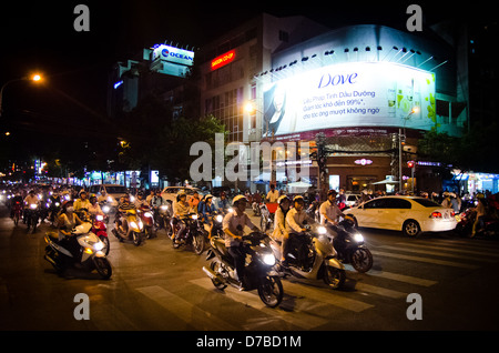 SAIGON, VIETNAM - 26 NOVEMBER: Rush Hour in Saigon am 26. November 2012. Motorräder sind die wichtigste Quelle des Verkehrs in Veitnam. Stockfoto