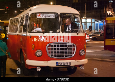 Vintage rote Stadt Bus (polnische Jelcz 043) so genannte Ogórek (Gurke) in der Nähe der City Hall in der Nacht Plac Bankowy Warschau getroffen Stockfoto