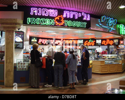 gefrorenen Joghurt an Kanyon Hanegev in Beer sheva Stockfoto