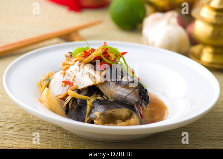 Dampf Fisch Kopf Sojasauce, Patin Silber Wels gedünstet mit chinesischen Stil-Soja-Sauce und Ingwer. Berühmte Lebensmittel in Südost-Asien Stockfoto