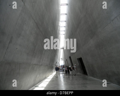 Besuchen das Museum zur Geschichte des Holocaust in Yad Vashem in Jerusalem Stockfoto