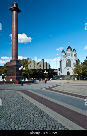 die Siegessäule und die russische orthodoxe Kathedrale von Christus dem Erlöser am Siegesplatz, Kaliningrad, Russland Stockfoto