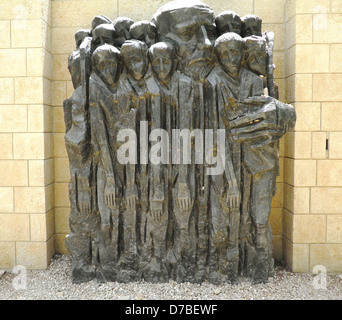 Statue des polnischen Korzack und seinen Kindern in Yad Vashem Holocaust History Museum in Jerusalem Stockfoto