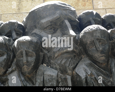 Statue des polnischen Korzack und seinen Kindern in Yad Vashem Holocaust History Museum in Jerusalem Stockfoto