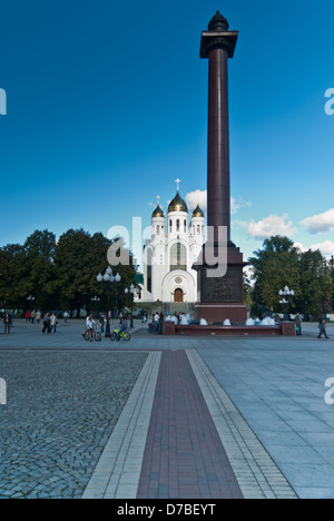 die Siegessäule und die russische orthodoxe Kathedrale von Christus dem Erlöser, am Siegesplatz, Kaliningrad, Russland Stockfoto