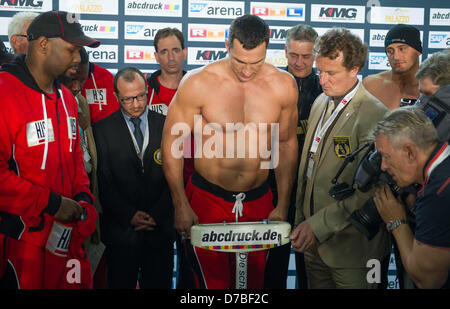 Ukrainische Schwergewichts-Boxweltmeister Wladimir Klitschko wird während der-wiegen in Heidelberg, Deutschland, 3. Mai 2013 gewogen. Klitschko wird Herausforderer F. Pianeta in der SAP Arena in Mannheim am 4. Mai 2013 kämpfen. Foto: UWE ANSPACH Stockfoto