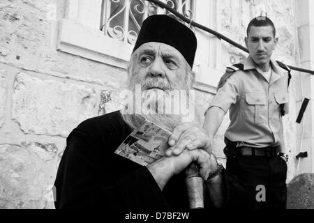 Jerusalem, Israel. 3. Mai 2013. Christliche Gläubige warten, die Kirche des Heiligen Grabes einzugeben, wie Polizei versuchen, den Fluss zu regulieren und Überfüllung zu vermeiden. Jerusalem, Israel. 3. Mai 2013.  Tausende von östliche orthodoxe Christen nehmen an Crucessions entlang der Via Dolorosa, Rückverfolgung der letzten Schritte von Jesus am Heiligen und großen Freitag, vorhergehenden Ostern Teil. Emotionen Höhepunkt auf Annäherung an die Kirche des Heiligen Grabes. Bildnachweis: Nir Alon / Alamy Live News Stockfoto