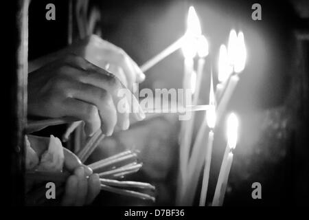 Jerusalem, Israel. 3. Mai 2013. Christliche Gläubige zünden Kerzen und beten außerhalb der Ädikula innerhalb der Kirche des Heiligen Grabes. Jerusalem, Israel. 3. Mai 2013.  Tausende von östliche orthodoxe Christen nehmen an Crucessions entlang der Via Dolorosa, Rückverfolgung der letzten Schritte von Jesus am Heiligen und großen Freitag, vorhergehenden Ostern Teil. Emotionen Höhepunkt auf Annäherung an die Kirche des Heiligen Grabes. Bildnachweis: Nir Alon / Alamy Live News Stockfoto