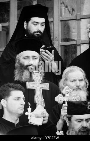 Jerusalem, Israel. 3. Mai 2013. Tausende von östliche orthodoxe Christen nehmen an Crucessions entlang der Via Dolorosa, Rückverfolgung der letzten Schritte von Jesus am Heiligen und großen Freitag, vorhergehenden Ostern Teil. Emotionen Höhepunkt auf Annäherung an die Kirche des Heiligen Grabes. Bildnachweis: Nir Alon / Alamy Live News Stockfoto