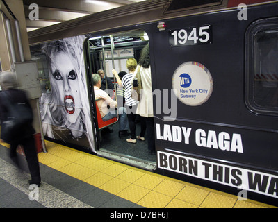 GAGA ziert NEW YORK U-Bahn LADY GAGA New York City übernommen hat - hat das Kunstwerk aus ihrem kommenden Album geboren THIS WAY Stockfoto