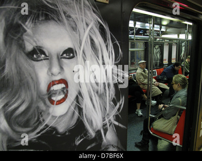 GAGA ziert NEW YORK U-Bahn LADY GAGA New York City übernommen hat - hat das Kunstwerk aus ihrem kommenden Album geboren THIS WAY Stockfoto