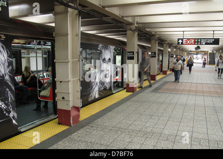 GAGA ziert NEW YORK U-Bahn LADY GAGA New York City übernommen hat - hat das Kunstwerk aus ihrem kommenden Album geboren THIS WAY Stockfoto